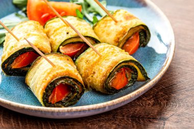 Kızarmış kabak ve domates rulosu.