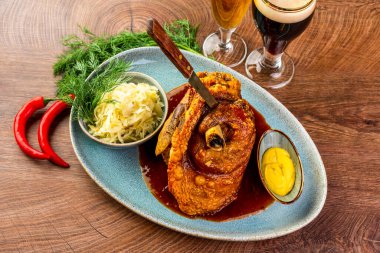 Fırında domuz dizi, domuz budu, hardal sosu ve lahana turşusu..