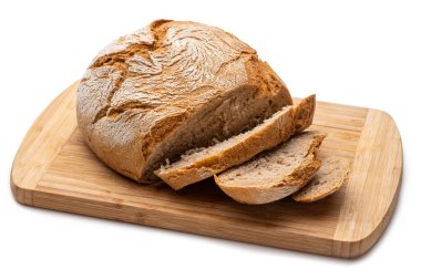 Kırsal yiyecekler. Bir somun ekmek ve dilimlenmiş tahta.