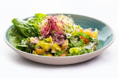 Mavi tabakta sebze salatası 