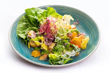 Mavi tabakta sebze salatası 