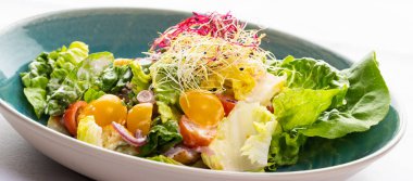 Mavi tabakta sebze salatası 