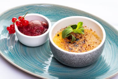 Krem karamel ve frenk üzümü sosu 