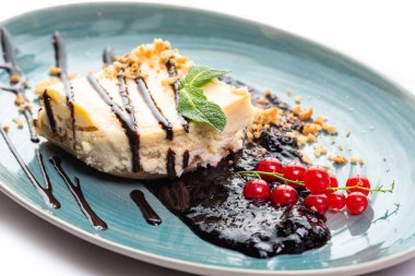 Kırmızı frenk üzümü ve nane şekeriyle süslenmiş kek parçaları.