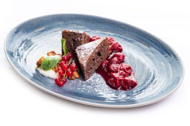 Kırmızı frenk üzümü ve nane şekeriyle süslenmiş çikolata parçaları.