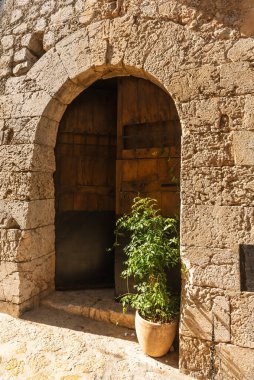 Avrupa 'da, kadim kemerli kapılı eski bir taş ev.