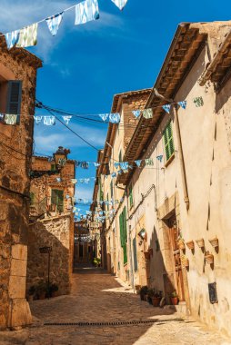 Mallorca, Valldemossa 'nın antik köyü. Bir yaz gününde binalar ve sokaklar.
