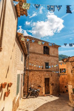 Mallorca, Valldemossa 'nın antik köyü. Bir yaz gününde binalar ve sokaklar.