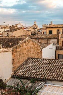 Mallorca, Alcudia, surlardan eski kasaba manzarası