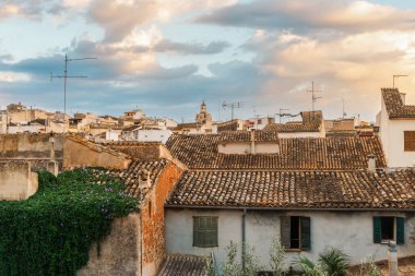 Mallorca, Alcudia, surlardan eski kasaba manzarası
