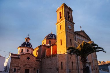Altea, İspanya. Eşsiz mavi mozaik kubbeleri ve Akdeniz manzaralı tepe üstü bir kilise..