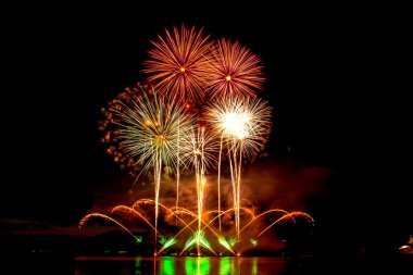 yüzey üzerinde havai fişek