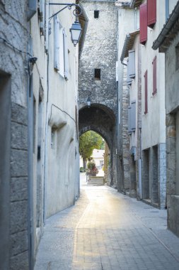 Castellane 'in antik sokaklarında gün batımı Fransa' da bir turist ve pitoresk bir köy