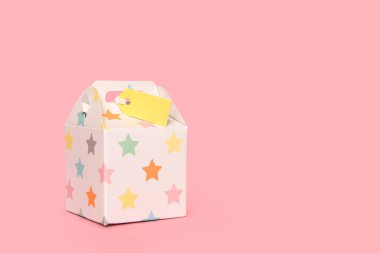 Fotokopi alanı ile pembe arkaplan üzerinde etiket bulunan mevcut kutu