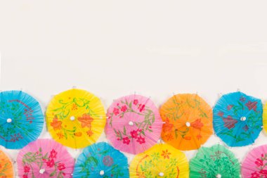 Renkli kağıt kokteyl şemsiyeli yaz konsepti beyaz arka planda fotokopi için yer var