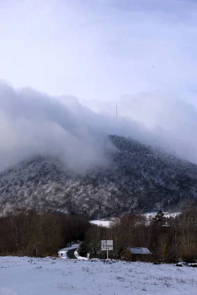 Vue Panoramique Sur Puy Dôme Enneigé Suspendue Aux Nuages Col — Photo