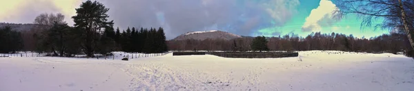 Panoramautsikt Över Puy Dome Och Den Snötäckta Ängen Vid Col — Stockfoto