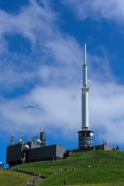 Clermont-Ferrand Dünya Fizik Gözlemevi Puy-de-Dome, Auvergne 'nin tepesinde.