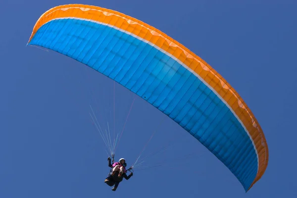 Vuelo Parapente Tándem Azul Naranja Primer Vuelo — Foto de Stock