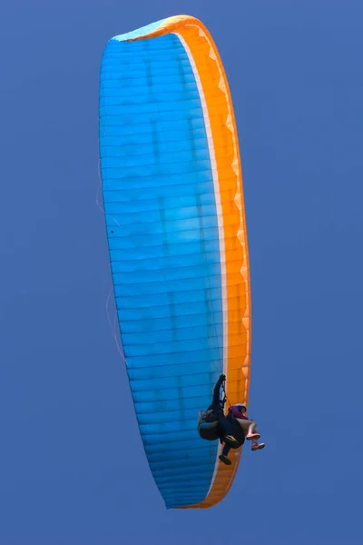 Διπλή Πτήση Μπλε Και Πορτοκαλί Αλεξίπτωτο Πλαγιάς Πρώτη Πτήση — Φωτογραφία Αρχείου