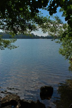 Charbonnieres-les-Vieilles 'deki Auvergne volkanik gölü Gour de Tazenat manzarası