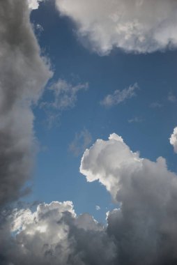Bulutlar ve mavi gökyüzü tam kare, madde ve dokuda 