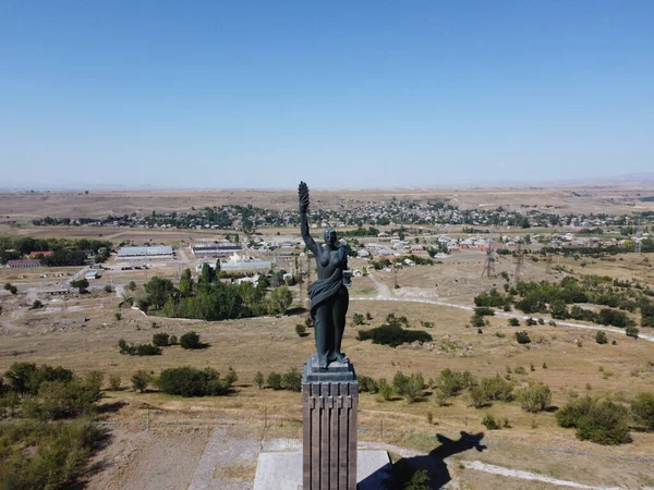 Gyumri 'deki ünlü Muazzam Anıt Ermenistan' ın havadan görünüşü