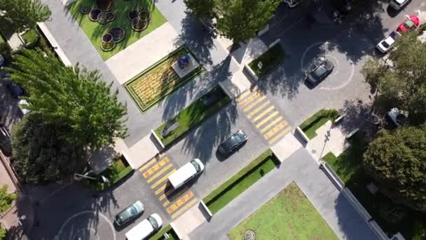 Панорамный вид с воздуха на оживленную улицу в городе — стоковое видео