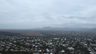 Dağlarla çevrili küçük bir köyün havadan görünüşü