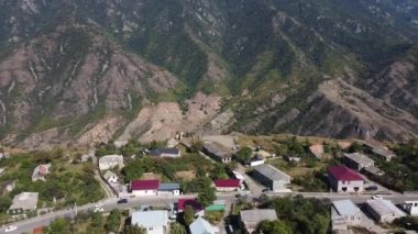 Dağlarla çevrili küçük bir köyün havadan görünüşü