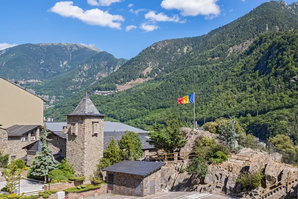 Andorra La Vella, obklopený krásnými horami — Stock fotografie