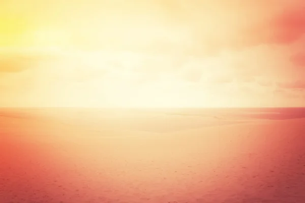 Dune di sabbia nebbiose in bagliore rosso — Foto Stock