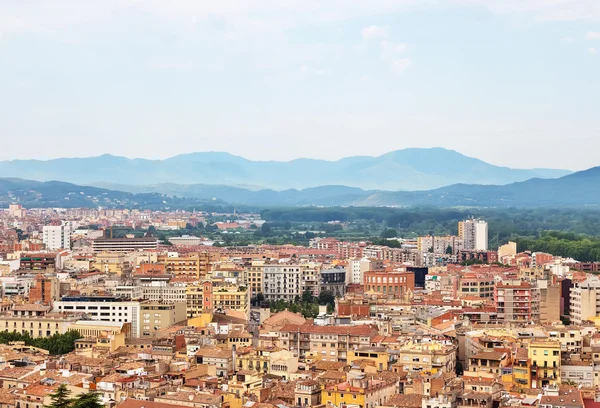 Cidade pitoresca de Girona rodeada por montanhas — Fotografia de Stock
