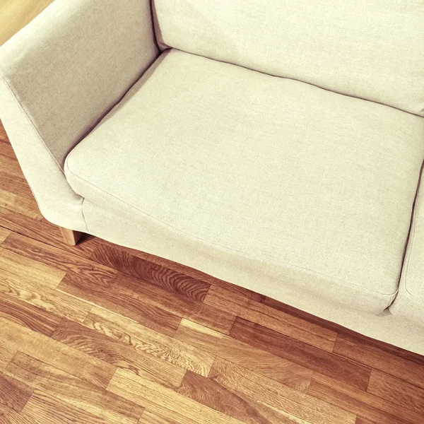 Sofá branco simples no chão de madeira — Fotografia de Stock