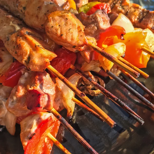 Brochettes con carne alla griglia e verdure — Foto Stock