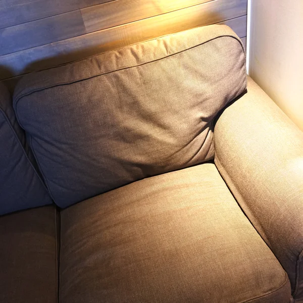 Comfortabele fauteuil onder het licht — Stockfoto