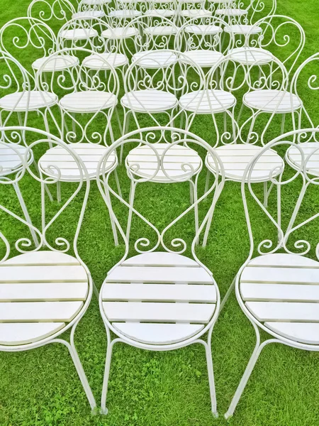 Chaises blanches sur herbe verte — Photo