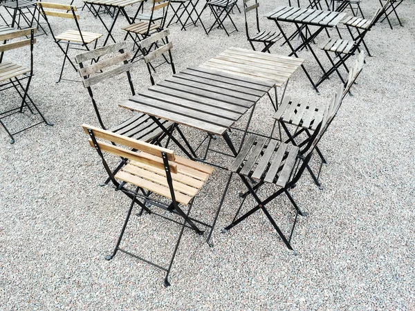 Café extérieur avec tables en bois — Photo