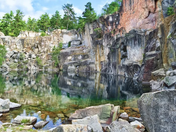 Lac pittoresque dans l'ancienne carrière de pierre — Photo