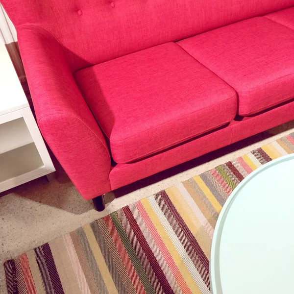 Sofá rosa brillante y mesa de centro —  Fotos de Stock