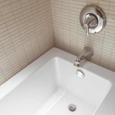 Krom musluk ile yeni modern banyo