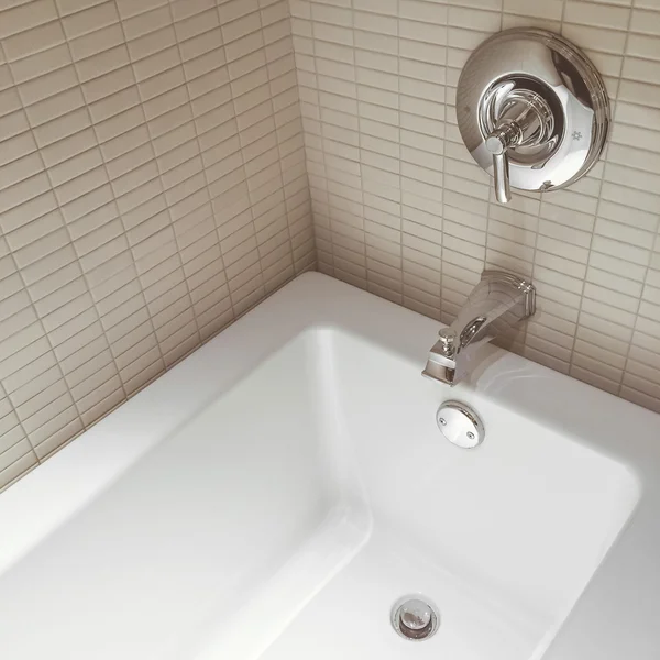 Novo banheiro moderno com torneiras cromadas — Fotografia de Stock