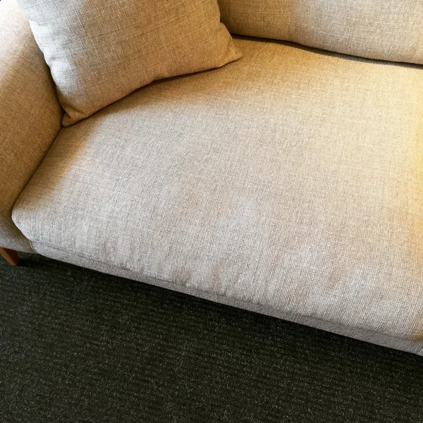 Enkla beige soffa med kudde — Stockfoto