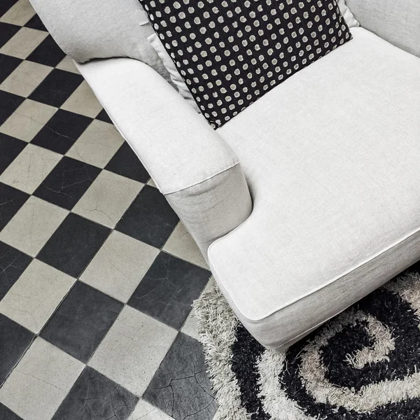 Intérieur de maison noir et blanc avec fauteuil élégant — Photo