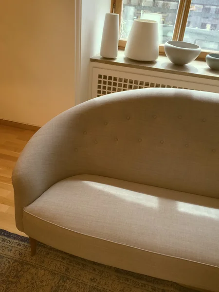 Sofá elegante em uma sala decorada com obras de arte em cerâmica — Fotografia de Stock
