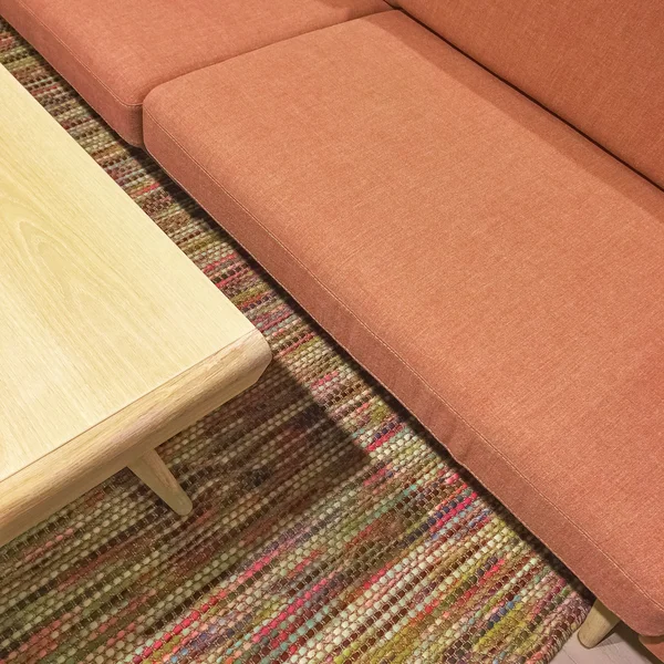 Zalm kleur sofa en houten salontafel — Stockfoto