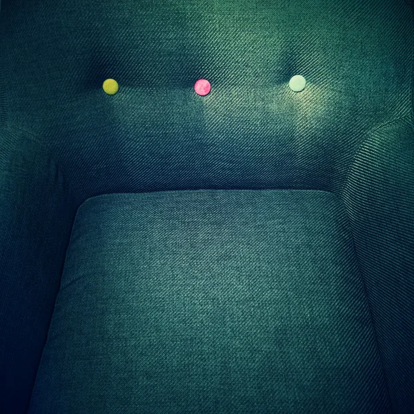 Elegante sillón con botones decorativos de colores —  Fotos de Stock