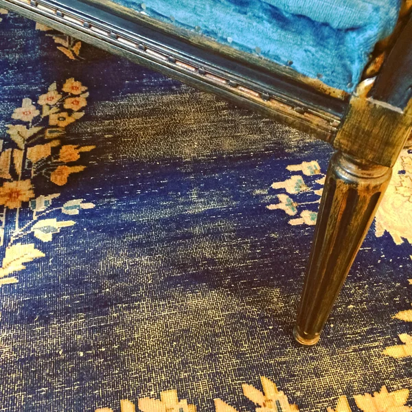 Detalle de una alfombra y muebles de estilo vintage —  Fotos de Stock