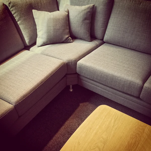灰色のコーナーのソファ、木製のコーヒー テーブル — ストック写真