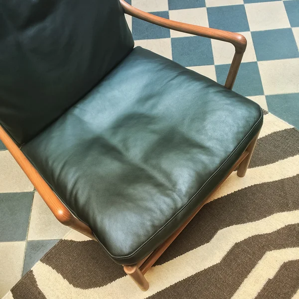 Lederen fauteuil in retro stijl interieur — Stockfoto